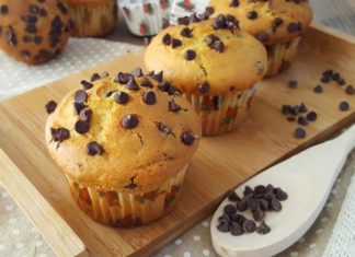 Muffins con gocce di cioccolato, amati dai bambini.