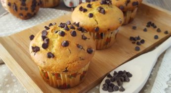 Muffins con gocce di cioccolato, amati dai bambini.