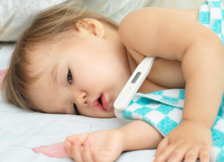 Il tuo bambino ha la febbre? Ecco come comportarsi e quando allarmarsi