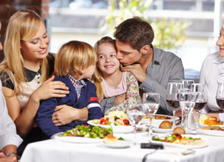 Ecco alcuni suggerimenti per trascorrere una serata tranquilla al ristorante con i propri bambini