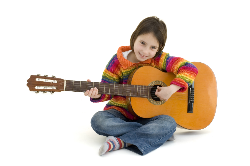 Sai che imparare a suonare la chitarra da piccoli aiuta a crescere meglio?