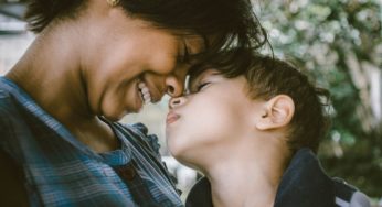 Mamme di figli maschi: ecco come evitare di crescere dei figli “bamboccioni”