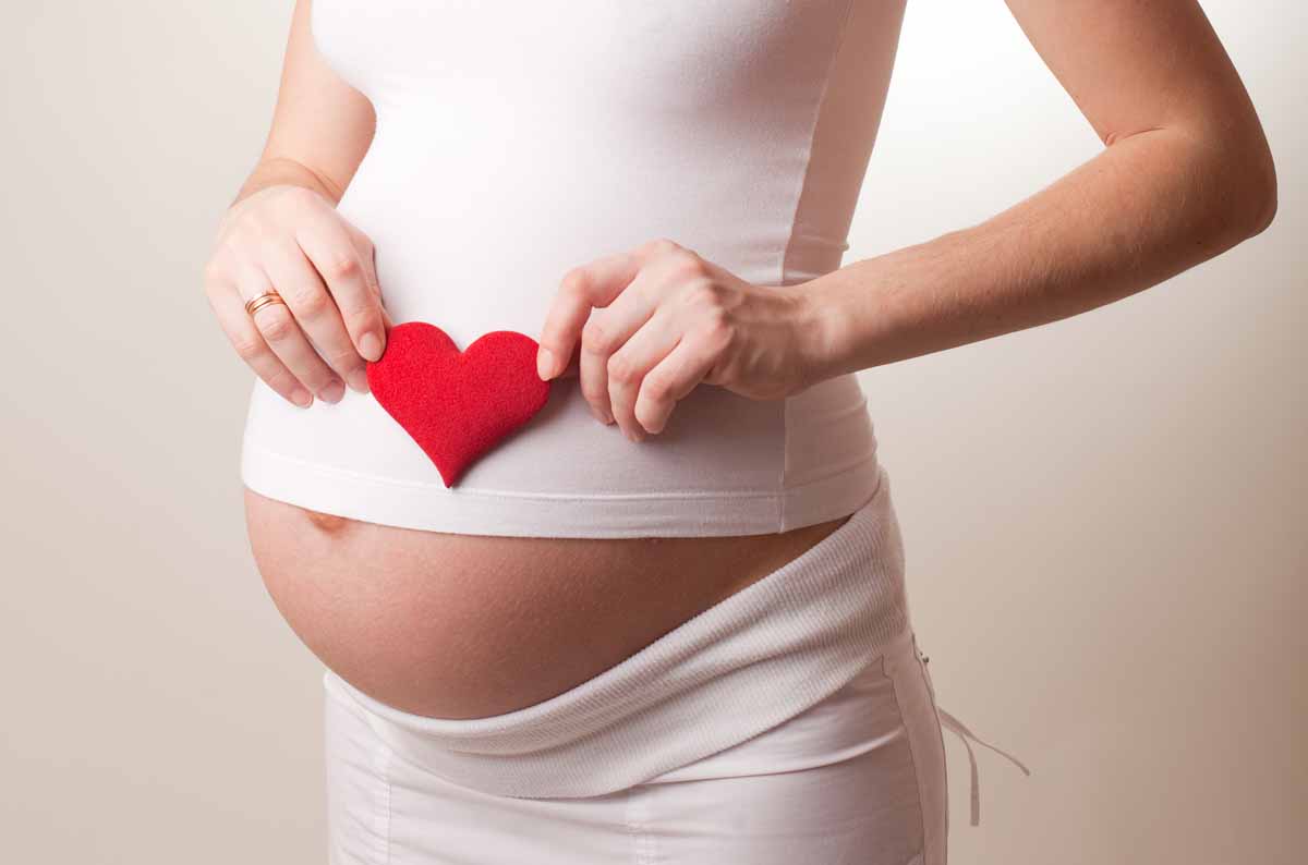 Essere mamma oggi, fra gravidanza, parto e tradizioni